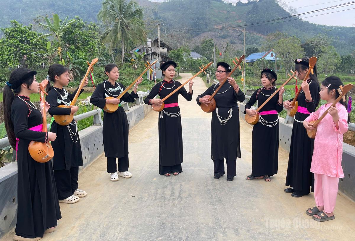 Bà Hà Thị Mỵ hướng dẫn các cháu học sinh đánh đàn Tính, hát Then.