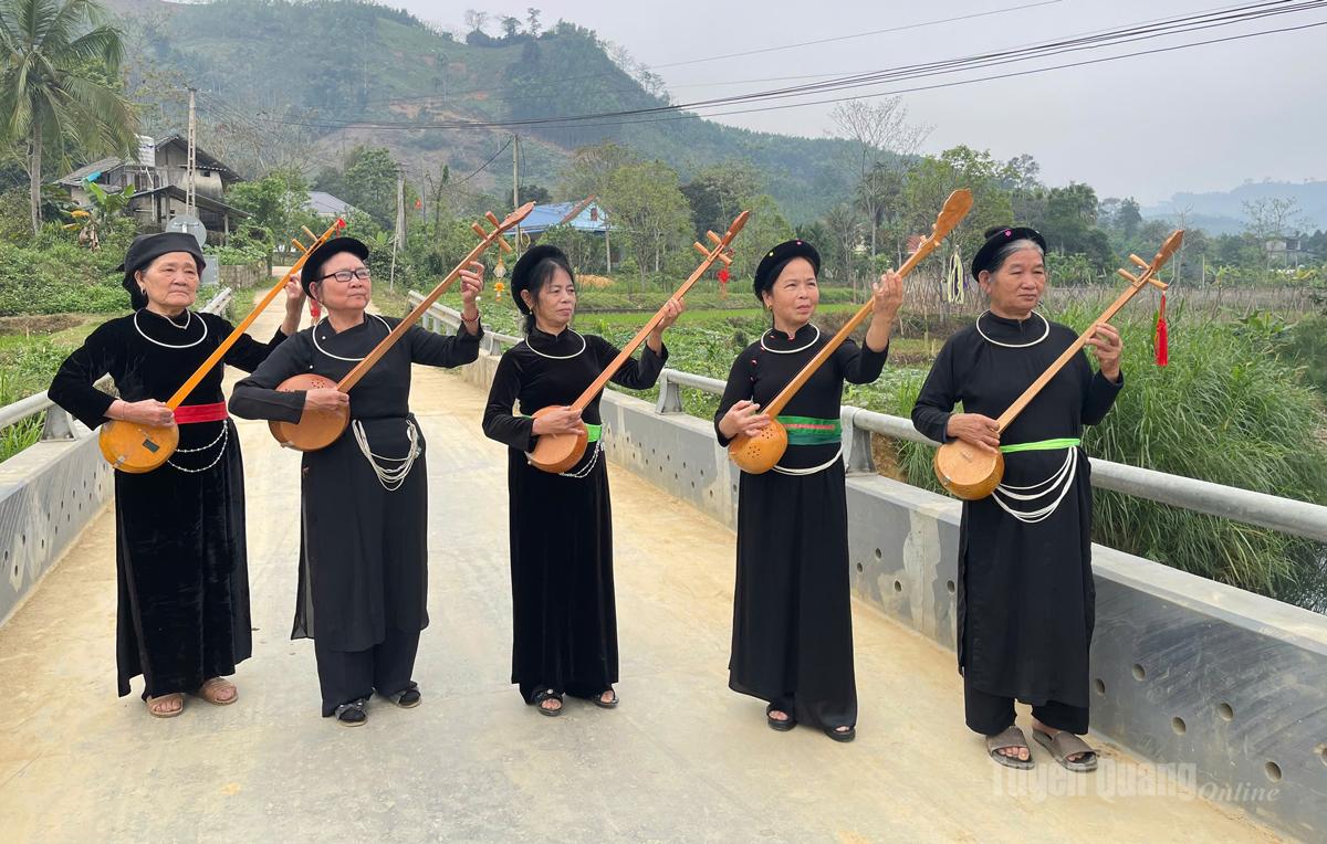 Một buổi tập luyện của các thành viên CLB hát Then, đàn Tính xã Xuân Vân.