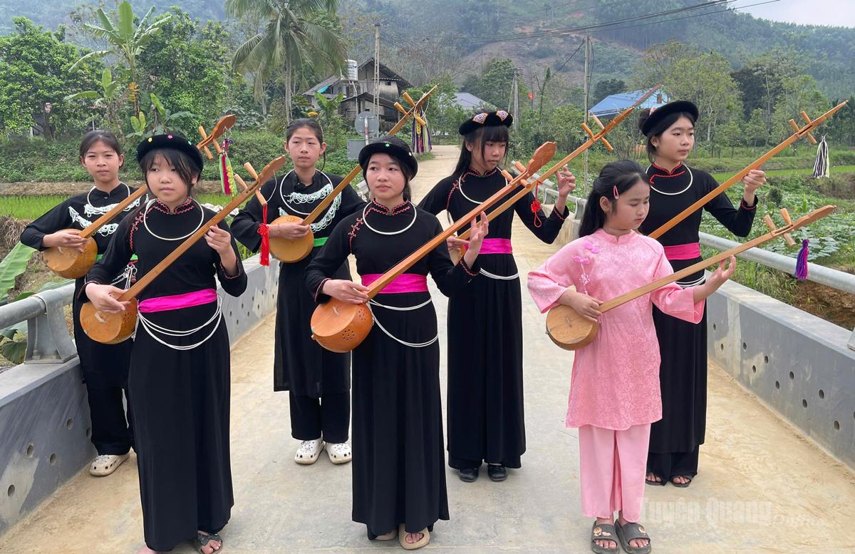 Các cháu học sinh tích cực luyện tập đánh đàn Tính.