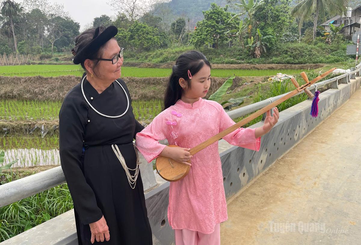 Cháu Hoàng Thiên Hương, học sinh lớp 4 được bà Mỵ dạy đánh đàn Tính, hát Then.