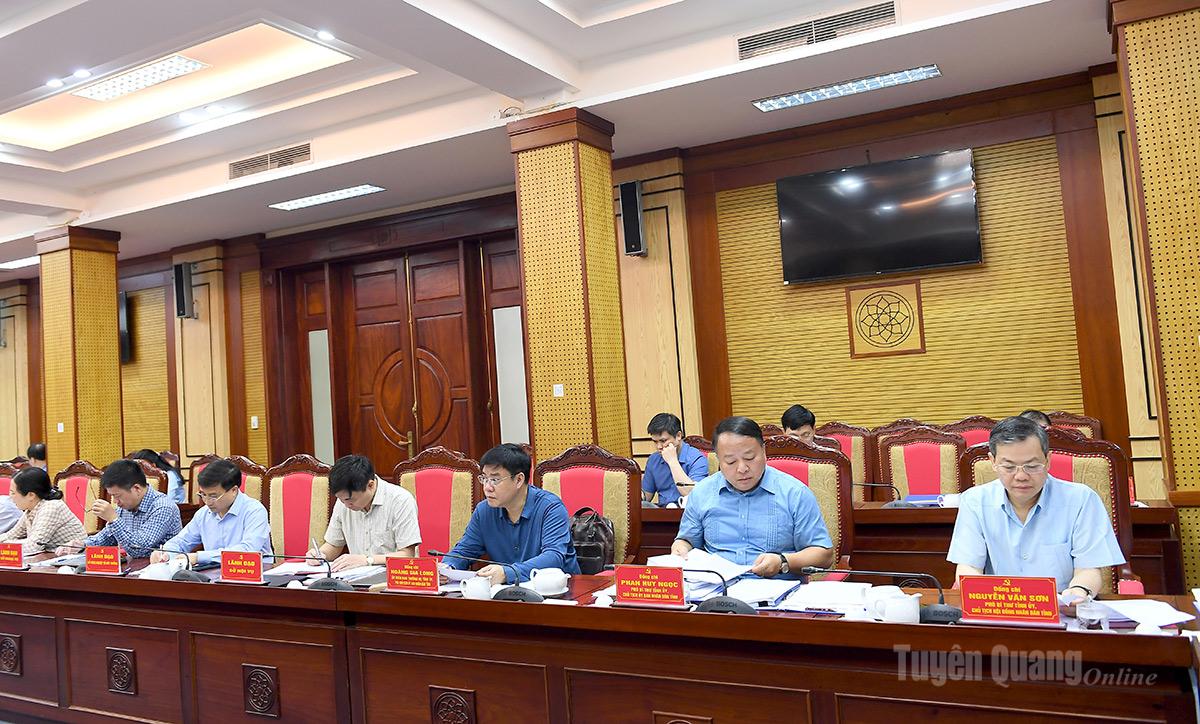 Các đồng chí: Nguyễn Văn Sơn, Phó Bí thư Tỉnh ủy, Chủ tịch HĐND tỉnh; Phan Huy Ngọc, Phó Bí thư Tỉnh ủy, Chủ tịch UBND tỉnh và lãnh đạo UBND tỉnh, các sở, ngành dự họp.