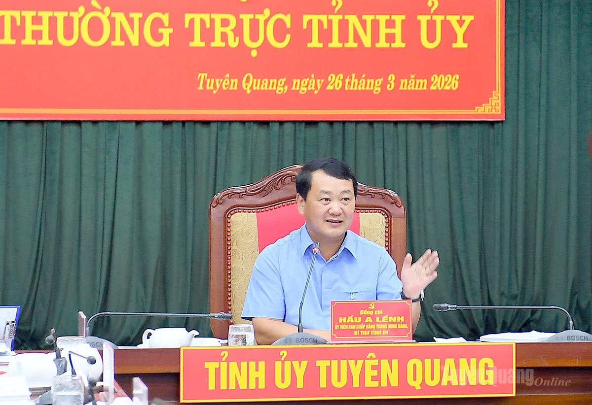 Đồng chí Bí thư Tỉnh ủy Hầu A Lềnh phát biểu tại cuộc họp.