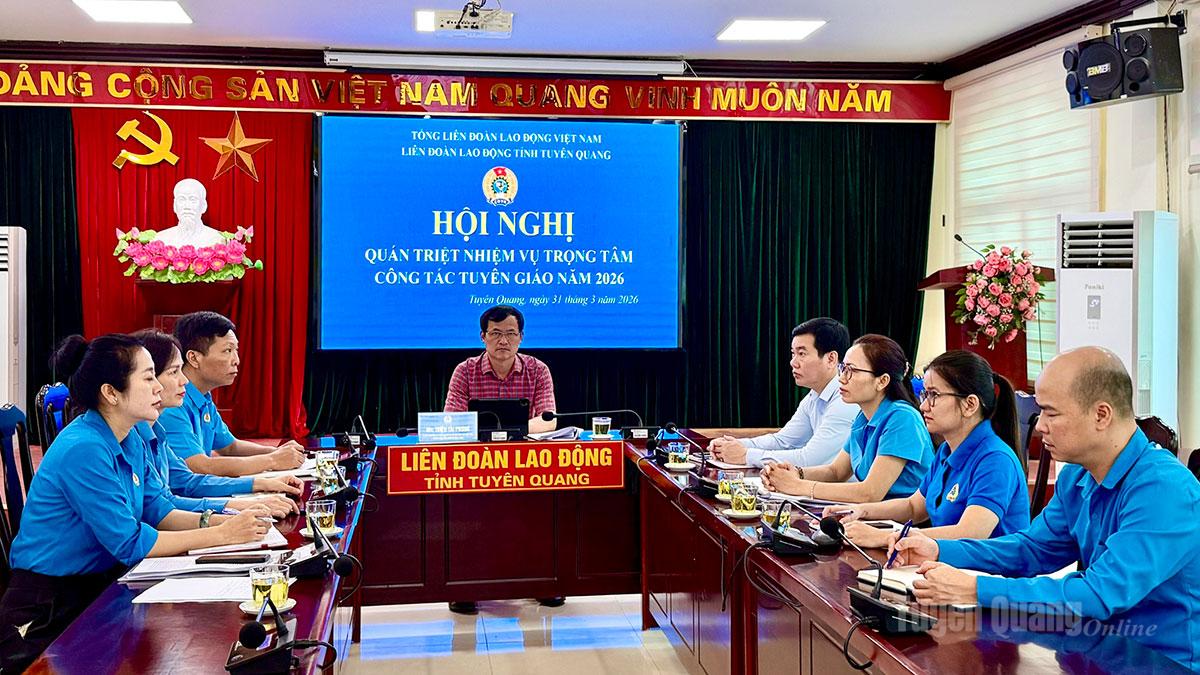 Các đại biểu dự hội nghị tại điểm cầu Liên đoàn Lao động tỉnh Tuyên Quang.