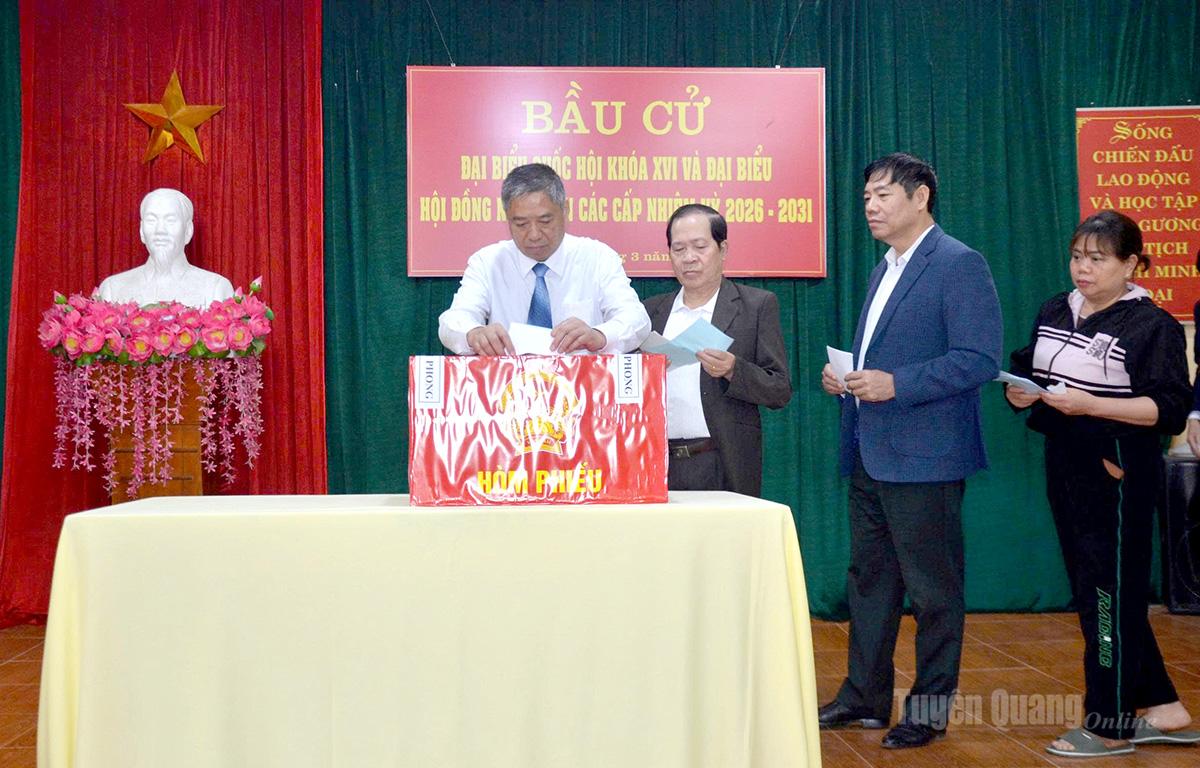 Đồng chí Nguyễn Hồng Trang, Ủy viên Ban Thường vụ Tỉnh ủy, Phó Bí thư Thường trực Đảng ủy các cơ quan Đảng tỉnh bỏ phiếu bầu cử Quốc hội và HĐND các cấp tại khu vực bỏ phiếu số 28, phường Minh Xuân.- Ảnh Trang Tâm