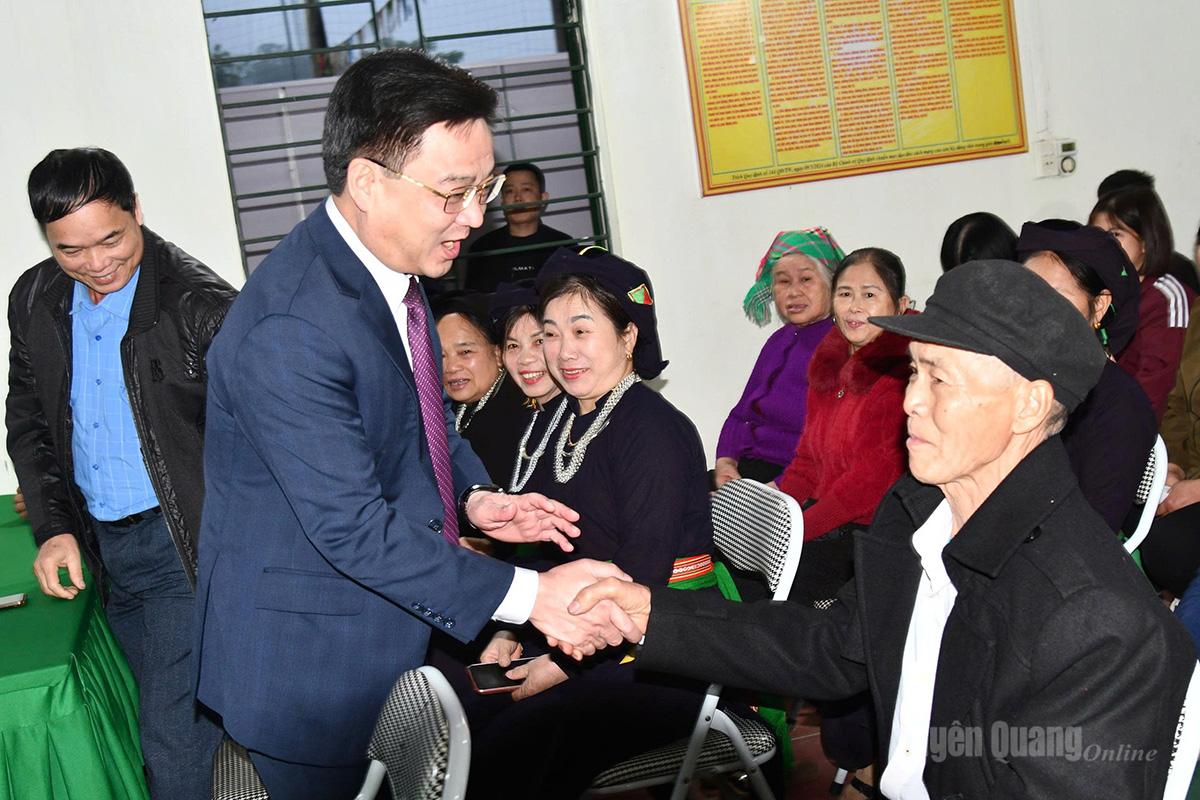 Đồng chí Nguyễn Hưng Vượng, Uỷ viên Ban thường vụ Tỉnh uỷ, Chủ nhiệm UBKT Tỉnh uỷ trò chuyện cùng các cử tri tại thôn Chang, xã Xuân Giang, trước khi Lễ khai mạc diễn ra.