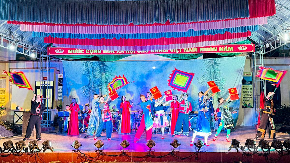 Tiết mục văn nghệ đặc sắc tại đêm diễn.