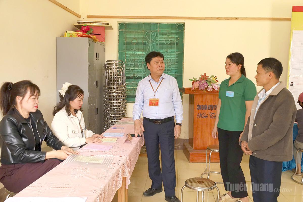 Đồng chí Mai Đức Thông, Ủy viên Ban Chấp hành Đảng bộ tỉnh, Giám đốc Báo và phát thanh, truyền hình Tuyên Quang, Ủy viên Ban Chỉ đạo Bầu cử tỉnh, Ủy viên Ủy ban Bầu cử tỉnh kiểm tra công tác bầu cử tại xã Xuân Vân. Ảnh: Như Quỳnh