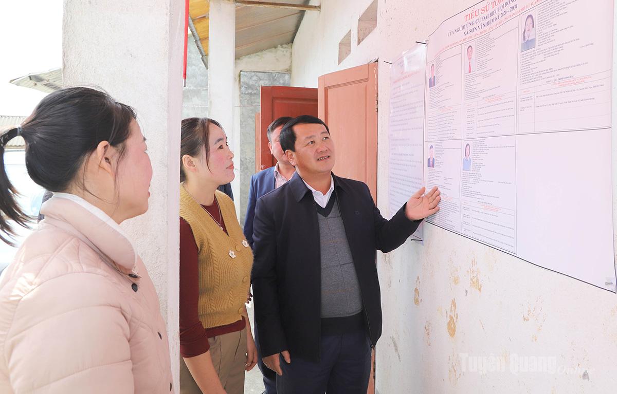 Bí thư Tỉnh ủy Hầu A Lềnh kiểm tra danh sách các ứng cử viên đại biểu Quốc hội và HĐND tỉnh.