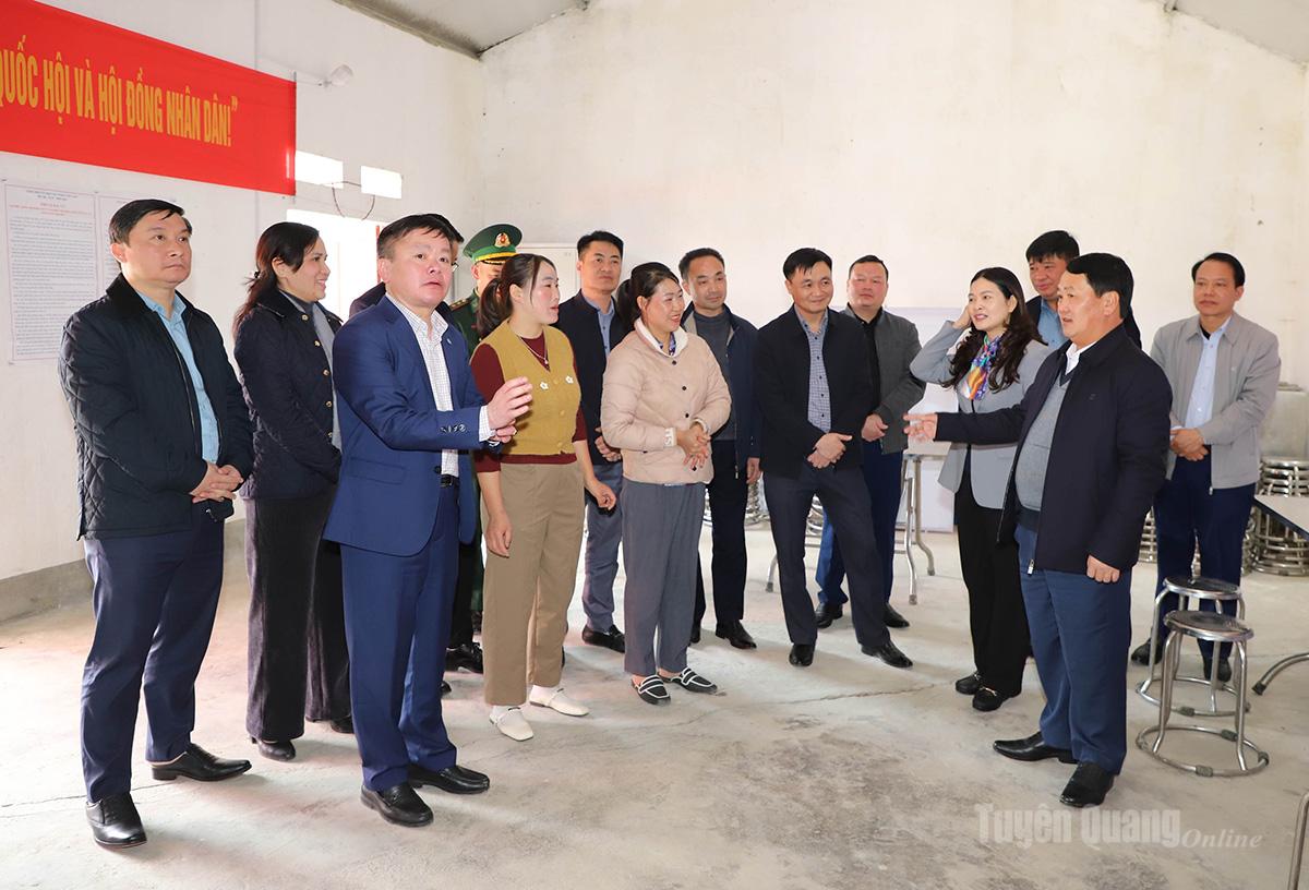 Bí thư Tỉnh ủy Hầu A Lềnh trao đổi với cán bộ khu vực bầu cử số 3 xã Sơn Vĩ về các nội dung trong công tác bầu cử.