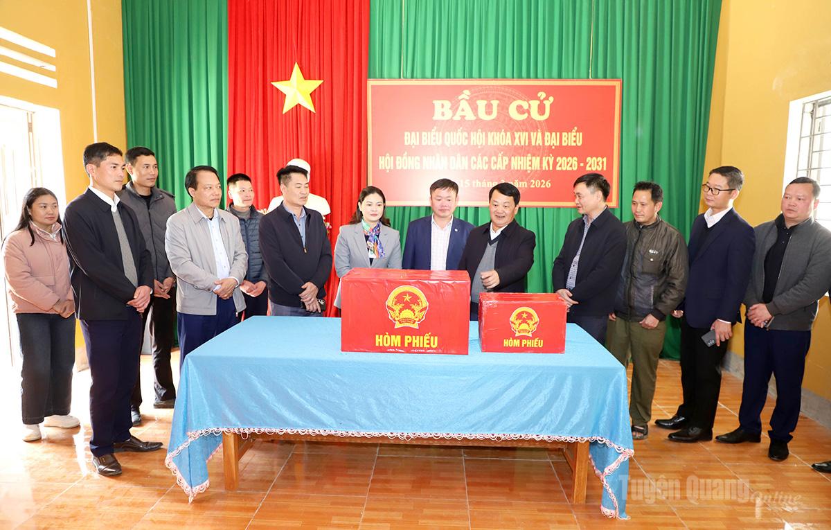 Bí thư Tỉnh ủy Hầu A Lềnh kiểm tra công tác chuẩn bị hòm phiếu khu vực bầu cử số 7 xã Sơn Vĩ.