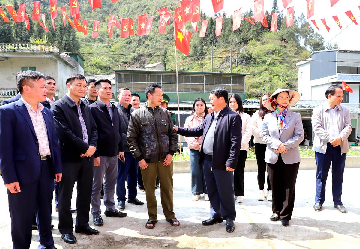 Bí thư Tỉnh ủy mong muốn khu vực bầu cử số 7 xã Sơn Vĩ tạo điều kiện tốt nhất cho người dân đến bầu cử thuận lợi, an toàn.