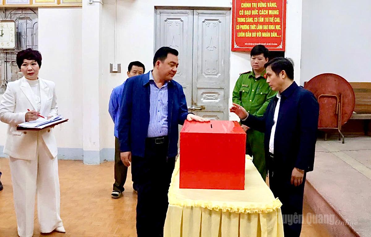 Đồng chí Nguyễn Chí Thâm, Uỷ viên BCH Đảng bộ tỉnh, Phó Chủ nhiệm Thường trực UBKT Tỉnh uỷ, Ủy viên Ủy ban Bầu cử tỉnh kiểm tra công tác chuẩn bị bầu cử tại phường Hà Giang 2.