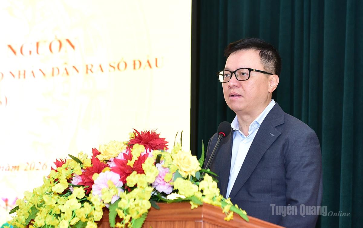 Tổng Biên tập Báo Nhân Dân Lê Quốc Minh phát biểu tại chương trình trao tặng quà, khám bệnh, tư vấn sức khoẻ, cấp phát thuốc miễn phí tại xã Tân Trào.