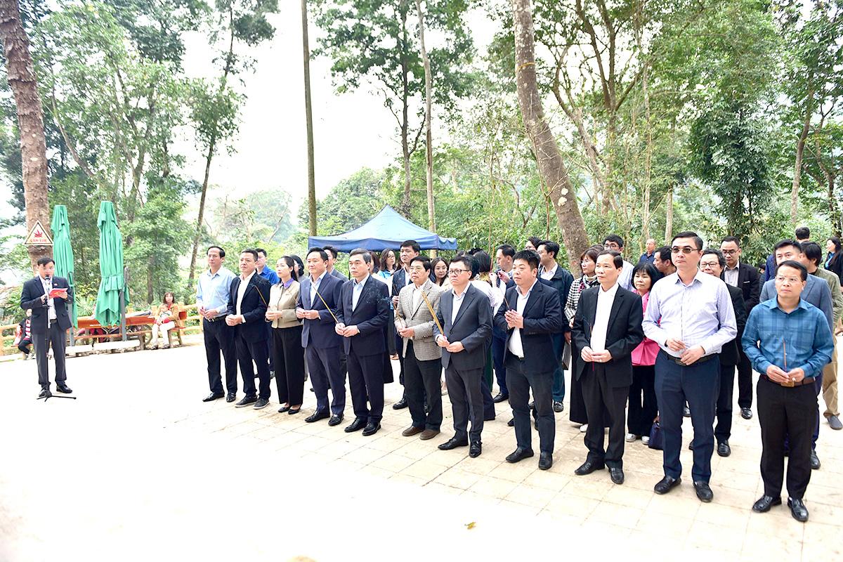 Tổng Biên tập Báo Nhân Dân Lê Quốc Minh; Phó Bí thư Tỉnh ủy, Chủ tịch Ủy ban MTTQ Việt Nam tỉnh Ma Thế Hồng cùng đoàn công tác dâng hương tại Lán Nà Nưa.