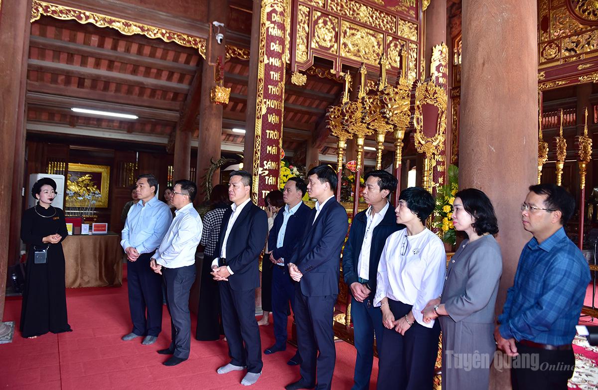 Tổng Biên tập Báo Nhân Dân Lê Quốc Minh; Phó Bí thư Tỉnh ủy, Chủ tịch Ủy ban MTTQ Việt Nam tỉnh Ma Thế Hồng cùng đoàn công tác dâng hương, nghe giới thiệu về Khu tưởng niệm Chủ tịch Hồ Chí Minh và các vị tiền bối cách mạng.