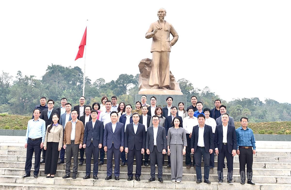 Tổng Biên tập Báo Nhân Dân Lê Quốc Minh; Phó Bí thư Tỉnh ủy, Chủ tịch Ủy ban MTTQ Việt Nam tỉnh Ma Thế Hồng chụp ảnh lưu niệm tại tượng đài Bác Hồ ở Tân Trào, xã Tân Trào.