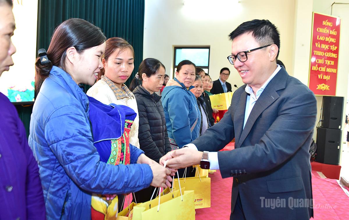 Tổng Biên tập Báo Nhân Dân Lê Quốc Minh tặng quà các gia đình chính sách, hộ nghèo và hộ có hoàn cảnh khó khăn trên địa bàn xã Tân Trào.