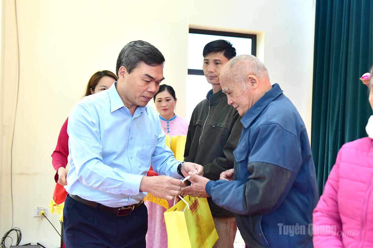 Phó Bí thư Tỉnh ủy, Chủ tịch Ủy ban MTTQ Việt Nam tỉnh Ma Thế Hồng tặng quà các gia đình chính sách, hộ nghèo và hộ có hoàn cảnh khó khăn trên địa bàn xã Tân Trào.