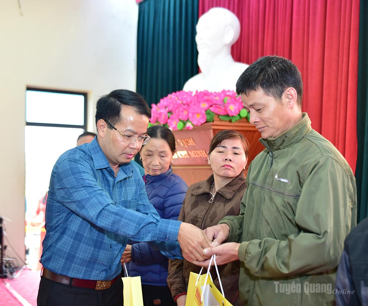 Lãnh đạo Báo và phát thanh, truyền hình Tuyên Quang tặng quà các gia đình chính sách, hộ nghèo và hộ có hoàn cảnh khó khăn trên địa bàn xã Tân Trào.