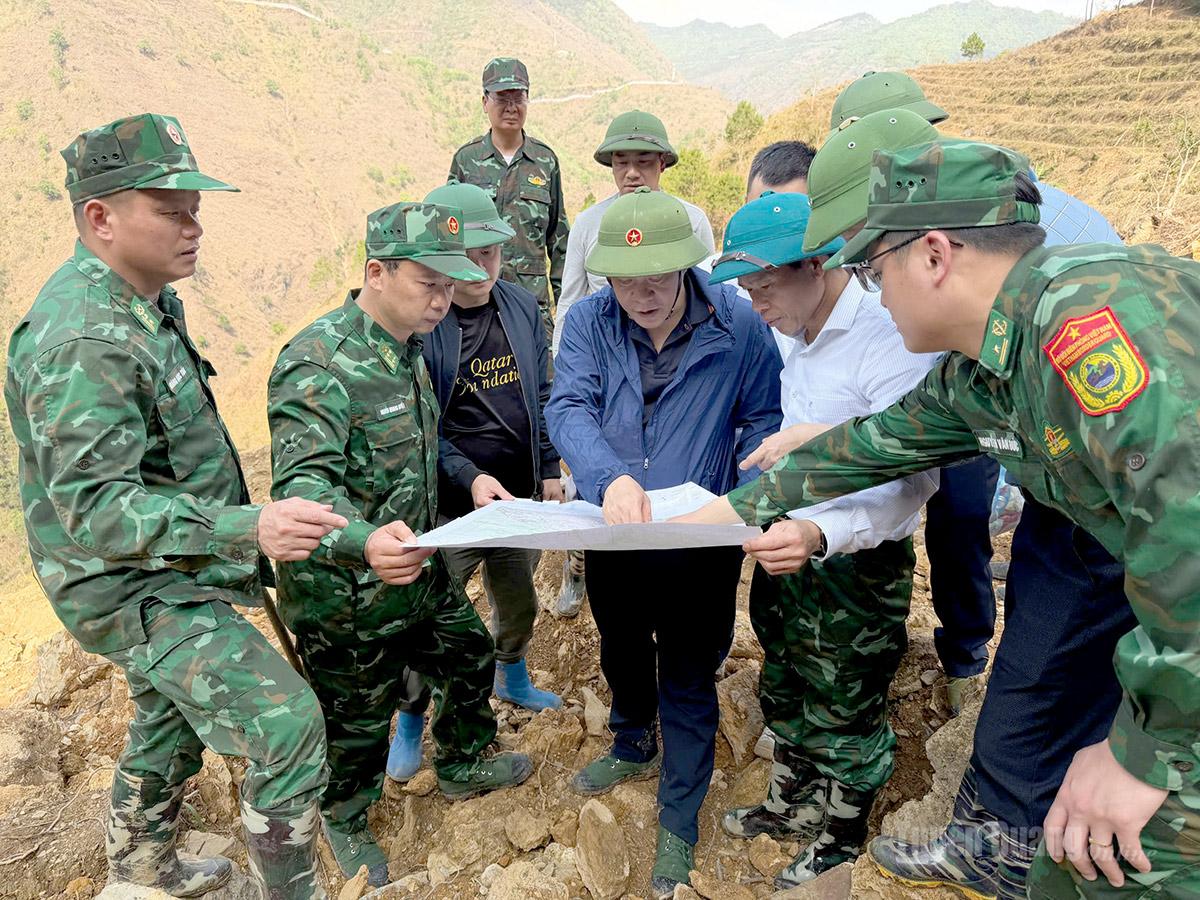 Phó Chủ tịch UBND tỉnh Hoàng Gia Long và đoàn công tác khảo sát tại khu vực mốc 428+4.500m.