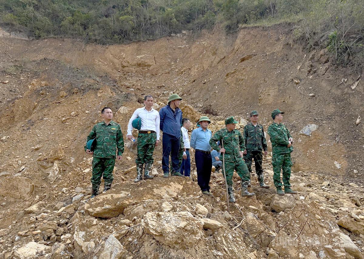 Đoàn công tác tiến hành khảo sát và đánh giá tình hình sạt lở.