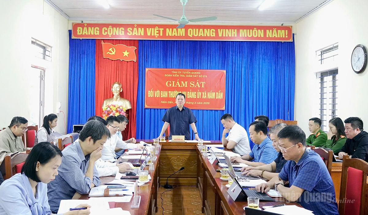 Đồng chí Trần Mạnh Lợi, Trưởng ban Tuyên giáo và Dân vận Tỉnh ủy chủ trì buổi kiếm tra, giám sát tại xã Nấm Dẩn.