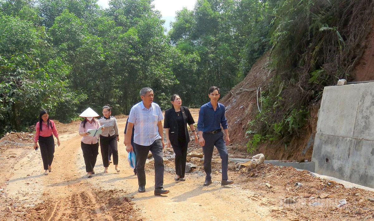 Đồng chí Nguyễn Hồng Trang, Ủy viên Ban Thường vụ Tỉnh ủy, Phó Bí thư Thường trực Đảng ủy các cơ quan Đảng tỉnh thẩm tra, xác minh thực trạng công trình sửa chữa mặt đường và xây dựng kè chống sạt lở Taluy âm từ QL279 đến thôn Thượng Bình, xã Yên Thành.