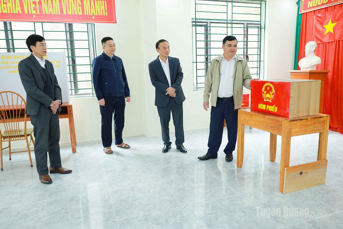 Đoàn giám sát kiểm tra cơ sở vật chất tại các điểm bỏ phiếu.