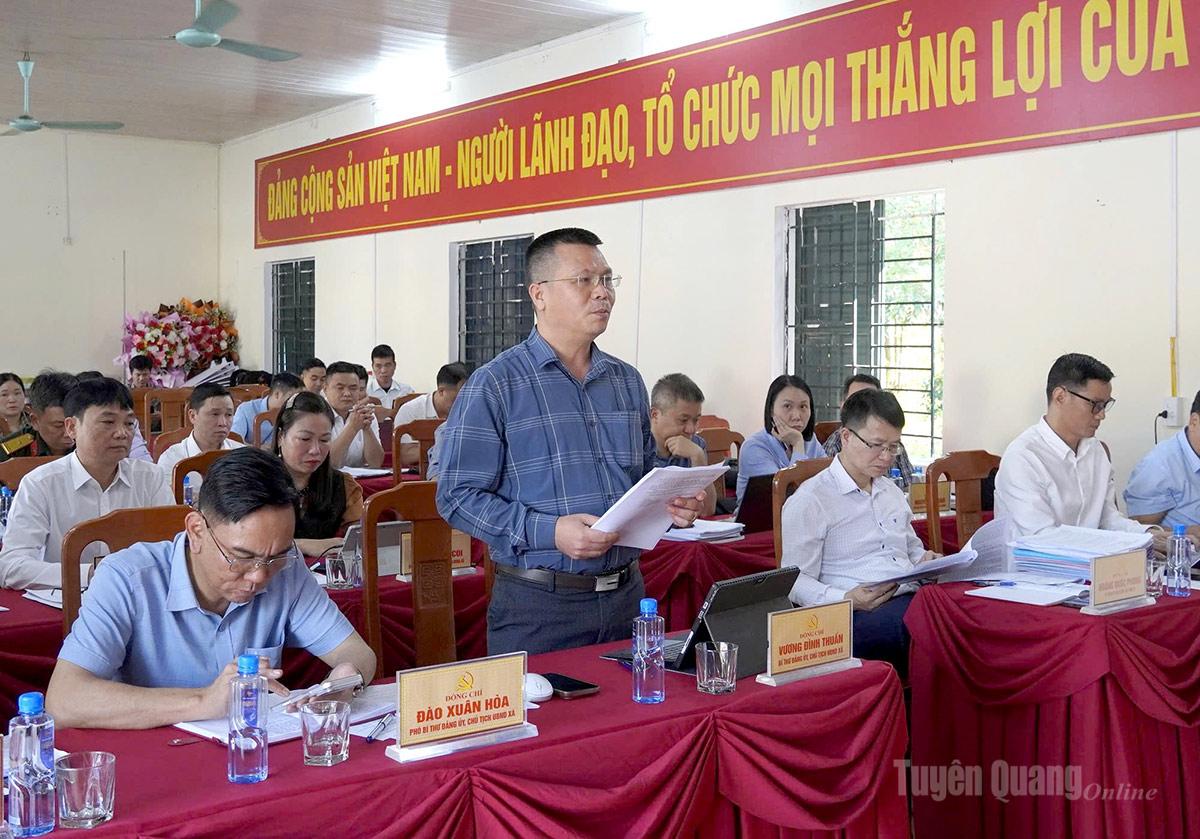 Lãnh đạo xã Trung Thịnh báo cáo tại buổi làm việc.