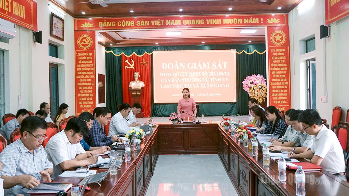 Đồng chí Nông Thị Bích Huệ, Phó Bí thư Thường trực chuyên trách Đảng ủy UBND tỉnh kiểm tra, giám sát đối với Ban Thường vụ Đảng ủy xã Xuân Giang.