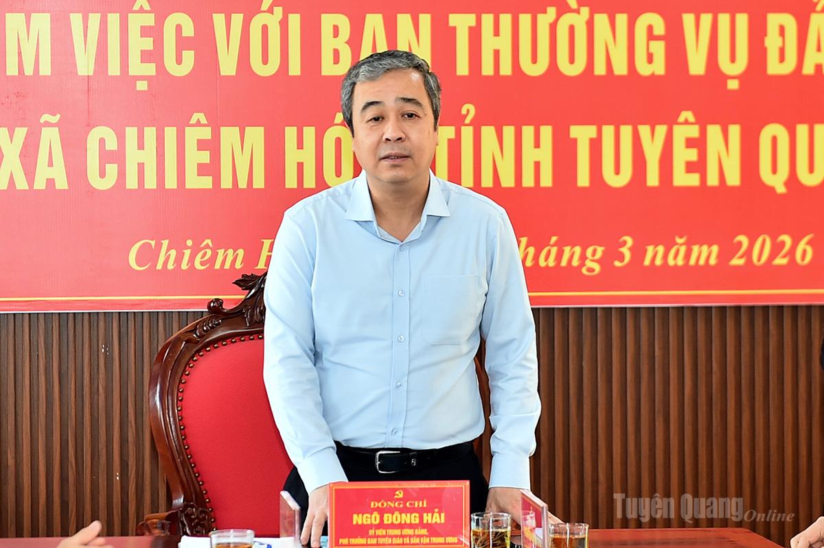 Đồng chí Phó Trưởng ban Tuyên giáo và Dân vận Trung ương Ngô Đông Hải phát biểu tại buổi làm việc với xã Chiêm Hóa.