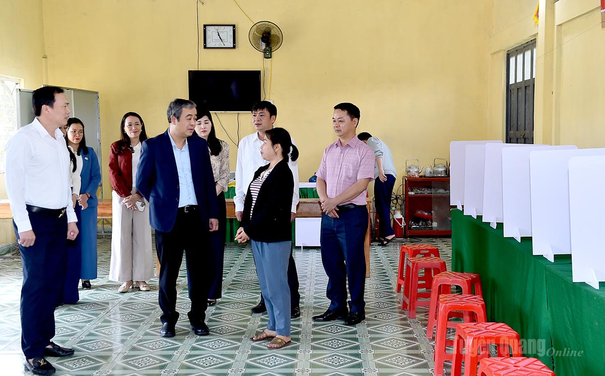 Phó Trưởng ban Tuyên giáo và Dân vận Trung ương Ngô Đông Hải cùng đoàn công tác kiểm tra công tác chuẩn bị điểm bầu cử tại Nhà văn hóa thôn Làng Lạc, xã Chiêm Hóa.