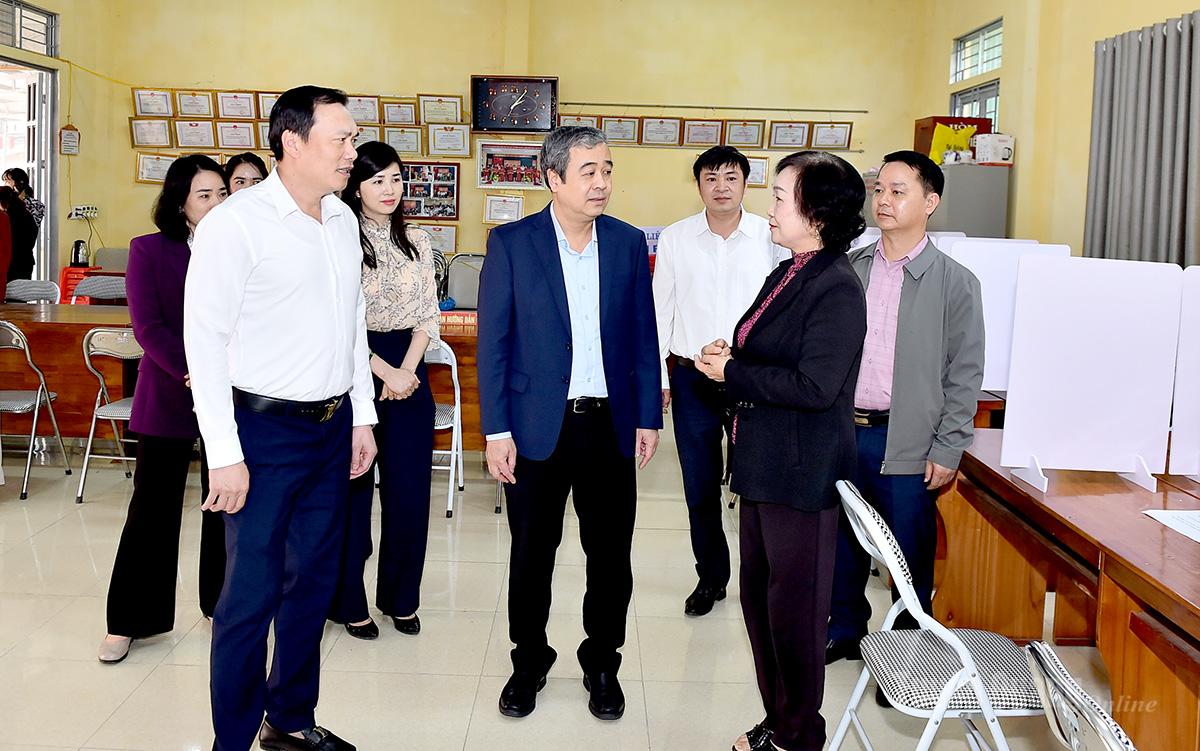 Đồng chí Phó Trưởng ban Tuyên giáo và Dân vận Trung ương Ngô Đông Hải cùng đoàn công tác kiểm tra công tác chuẩn bị tại điểm bầu cử thôn Vĩnh Giang, xã Chiêm Hóa.