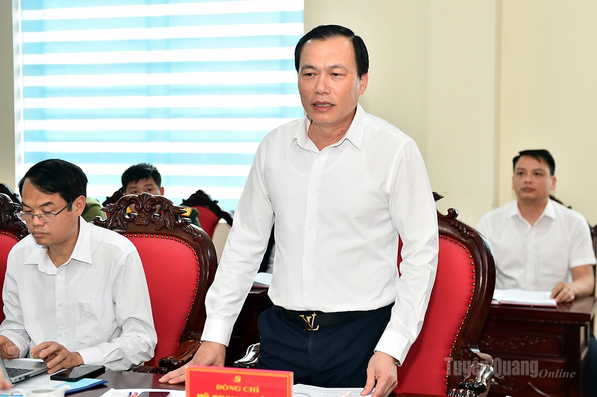 Đồng chí Vũ Quang Thắng, Bí thư Đảng ủy xã Chiêm Hóa phát biểu tại buổi làm việc.