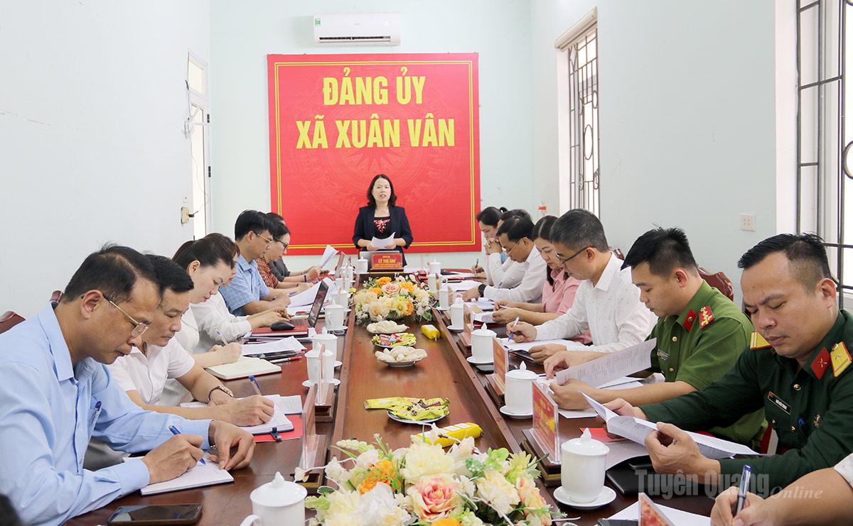 Đồng chí Lý Thị Lan, Ủy viên Ban Thường vụ Tỉnh ủy, Trưởng Đoàn đại biểu Quốc hội hoạt động chuyên trách khóa XV tỉnh Tuyên Quang phát biểu kết luận tại buổi làm việc với Ban Thường vụ Đảng ủy xã Xuân Vân.