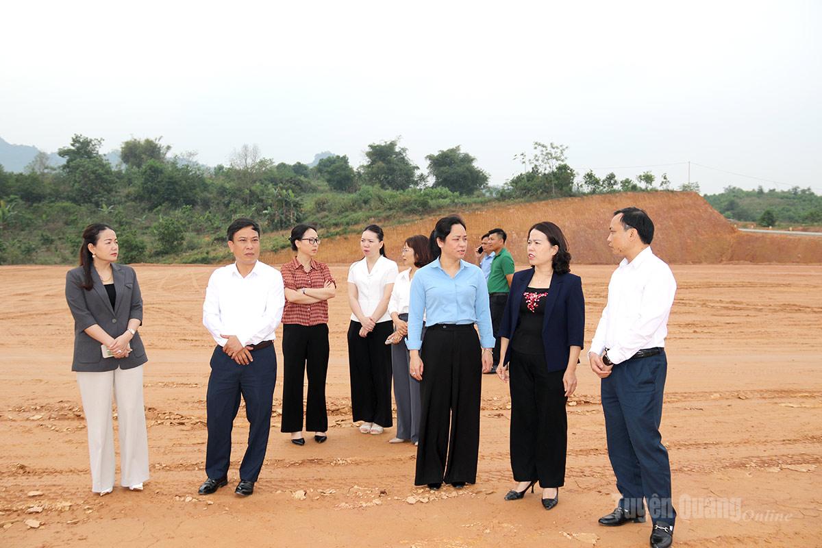 Đồng chí Lý Thị Lan, Ủy viên Ban Thường vụ Tỉnh ủy, Trưởng Đoàn đại biểu Quốc hội hoạt động chuyên trách khóa XV tỉnh Tuyên Quang cùng thành viên Đoàn công tác kiểm tra tiến độ thi công dự án Nhà máy nhiệt điện sinh khối tại xã Xuân Vân.