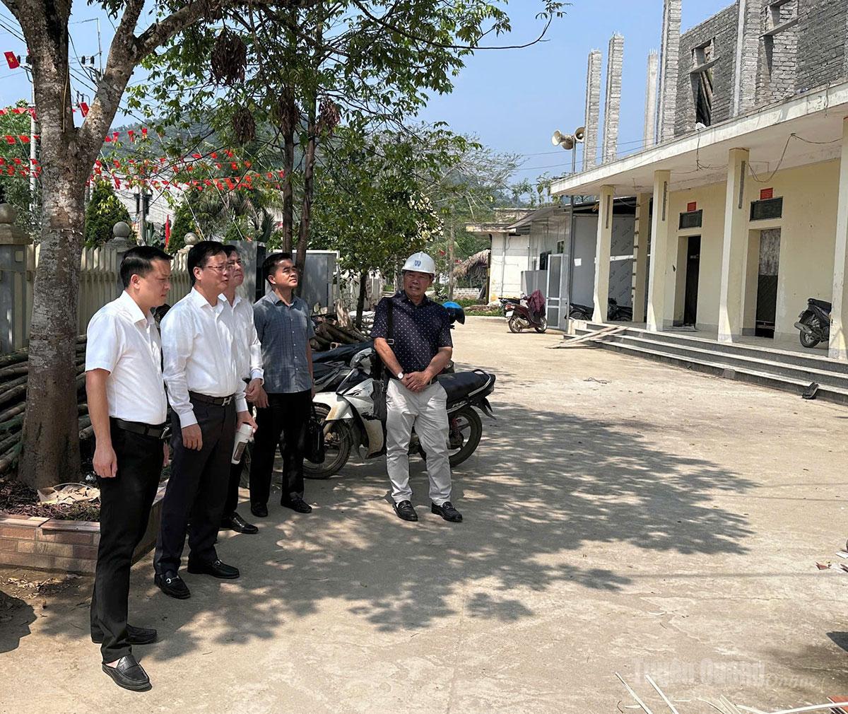 Đồng chí Trần Quang Minh, Trưởng Ban tổ chức Tỉnh ủy kiểm tra tiến độ thi công trình xây dựng sửa chữa nâng cấp nhà làm việc Đảng ủy xã Đồng Tâm.