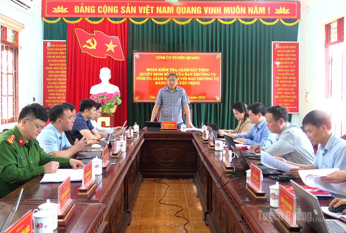 Đồng chí Nguyễn Hồng Trang chủ trì buổi làm việc tại xã Tân Trịnh.