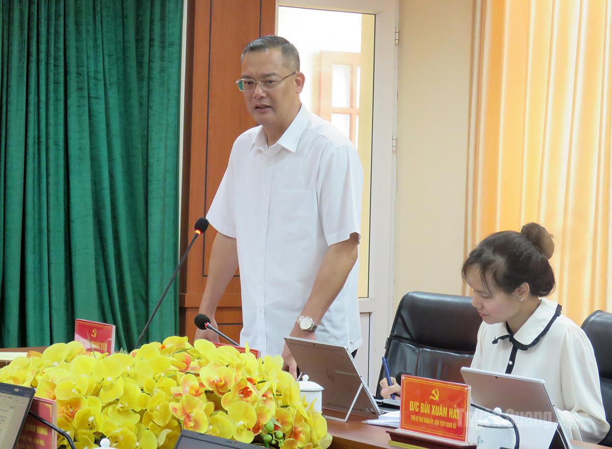 Lãnh đạo xã Quang Bình báo cáo tại buổi làm việc.