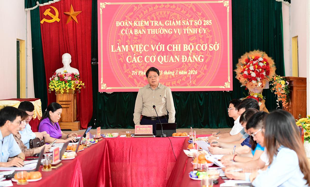 Đồng chí Hà Trung Kiên, Ủy viên BTV Tỉnh ủy, Phó Chủ tịch Thường trực Uỷ ban MTTQ Việt Nam tỉnh, Trưởng đoàn công tác phát biểu tại buổi làm việc.