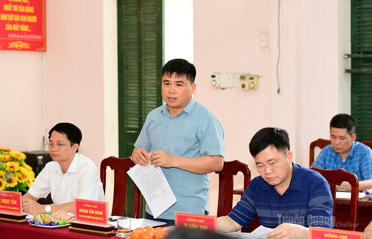 Bí thư Chi bộ các cơ quan Đảng xã Tri Phú báo cáo kết quả thực hiện với đoàn kiểm tra, giám sát.