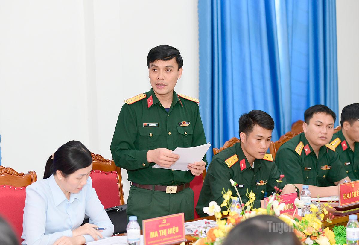 Đồng chí Phó Bí thư Chi bộ, Chỉ huy trưởng Quân sự xã Kim Bình báo cáo công tác với đoàn kiểm tra, giám sát.