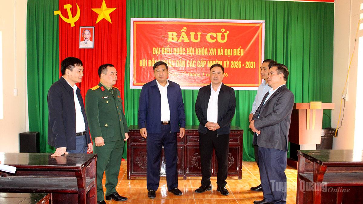 Đồng chí Hầu Minh Lợi, Ủy viên BTV Tỉnh ủy, Phó Chủ tịch Thường trực HĐND tỉnh, Phó Chủ tịch Ủy ban bầu cử tỉnh kiểm tra công tác chuẩn bị bầu cử tại xã Niêm Sơn.