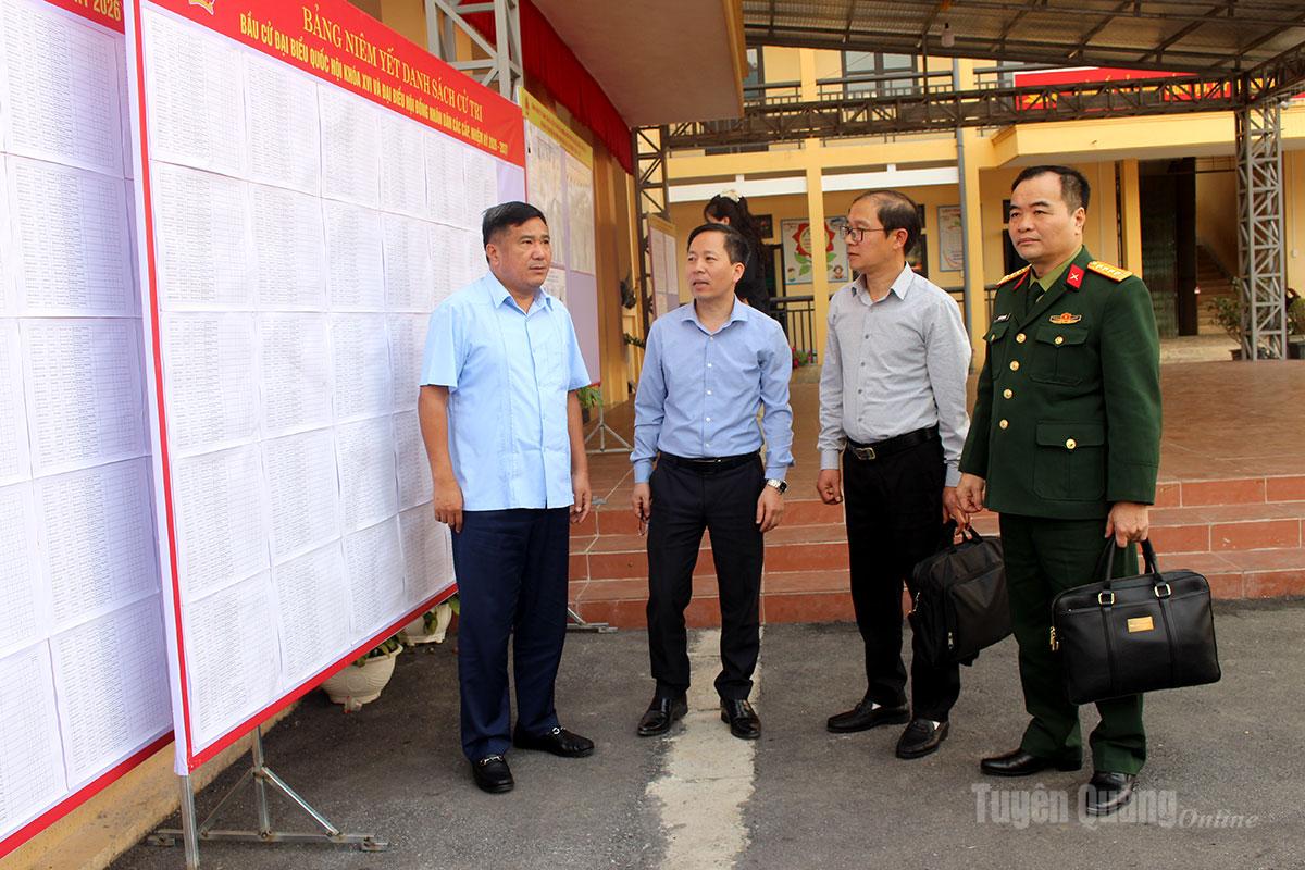 Đoàn kiểm tra Ủy ban bầu cử tỉnh kiểm tra công tác chuẩn bị và tổ chức bầu cử tại xã Sủng Máng.