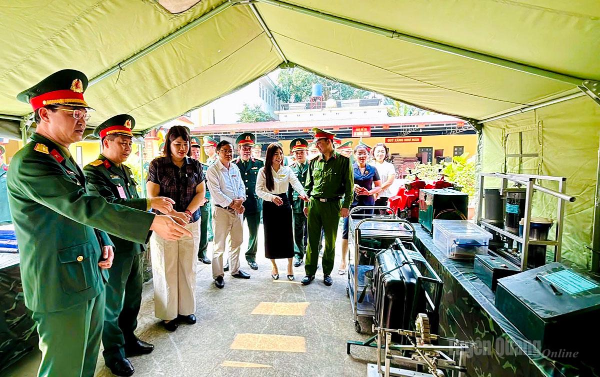 Các đại biểu tham quan mô hình học cụ, vật chất phục vụ huấn luyện.