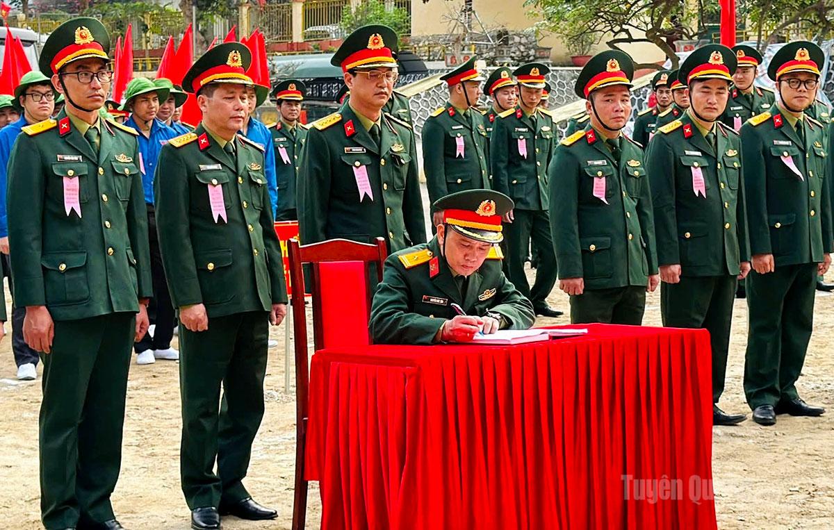 Các đại biểu ký kết giao ước thi đua.