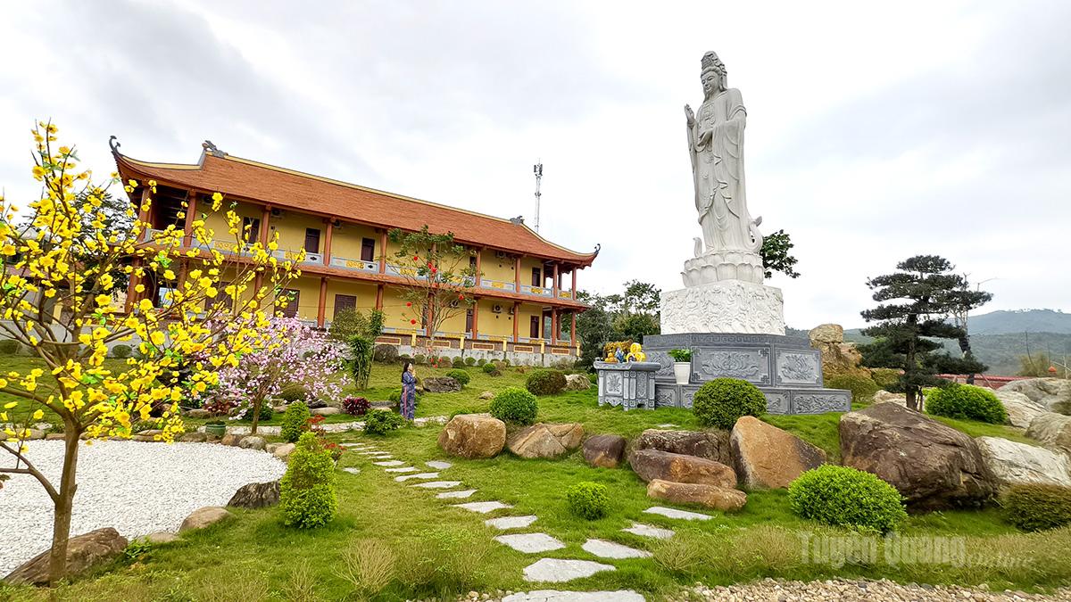 The statue of Bodhisattva Avalokiteshvara – the Garden of Compassion at Phu Lam Pagoda.
