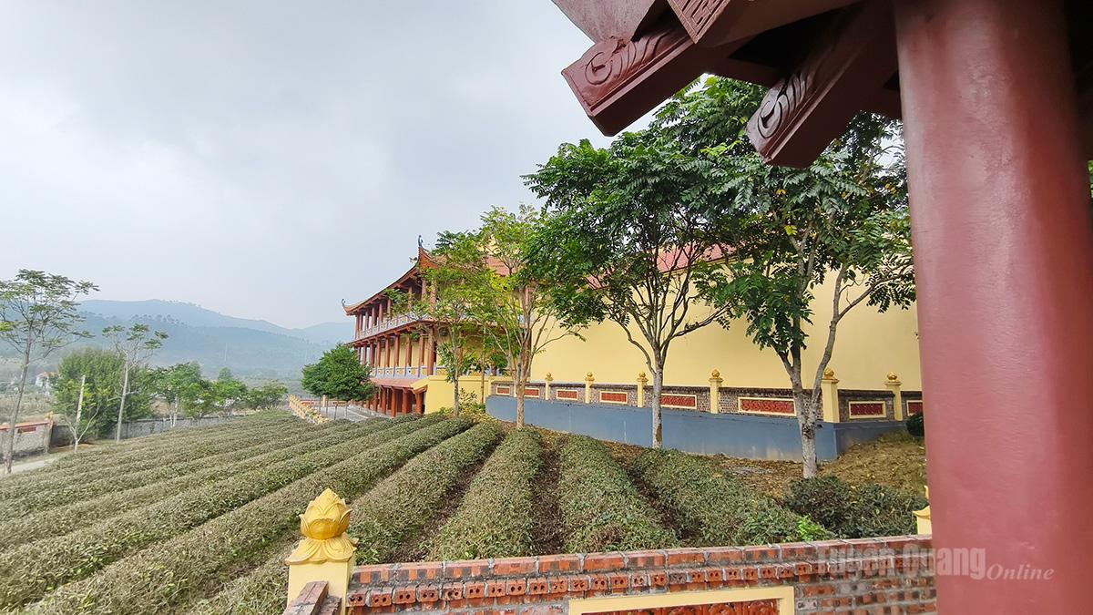 Nestled amid the peaceful mountains and forests, Phu Lam Pagoda also plays an important role in preserving the distinctive cultural values of Vietnam’s northern mountainous region. For local people, the pagoda is a sacred symbol that helps them overcome hardships and find balance in life.