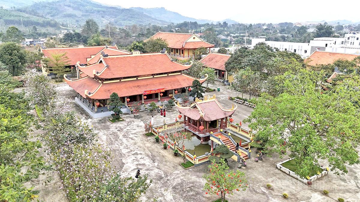 Located in My Lam Ward, Tuyen Quang Province, Phu Lam Pagoda enjoys a favorable setting amid fresh and scenic natural surroundings. Enclosed by rolling tea hills and blessed with a mild climate, the pagoda grounds offer a tranquil space ideal for worship and meditation.