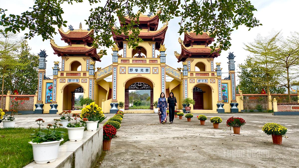 The pagoda was built in the traditional Vietnamese temple architectural style, featuring a two-tiered Tam Quan (Three-Entrance) gate. Independent architectural structures are arranged in a well-organized layout, forming a harmonious, solemn and imposing pagoda complex.